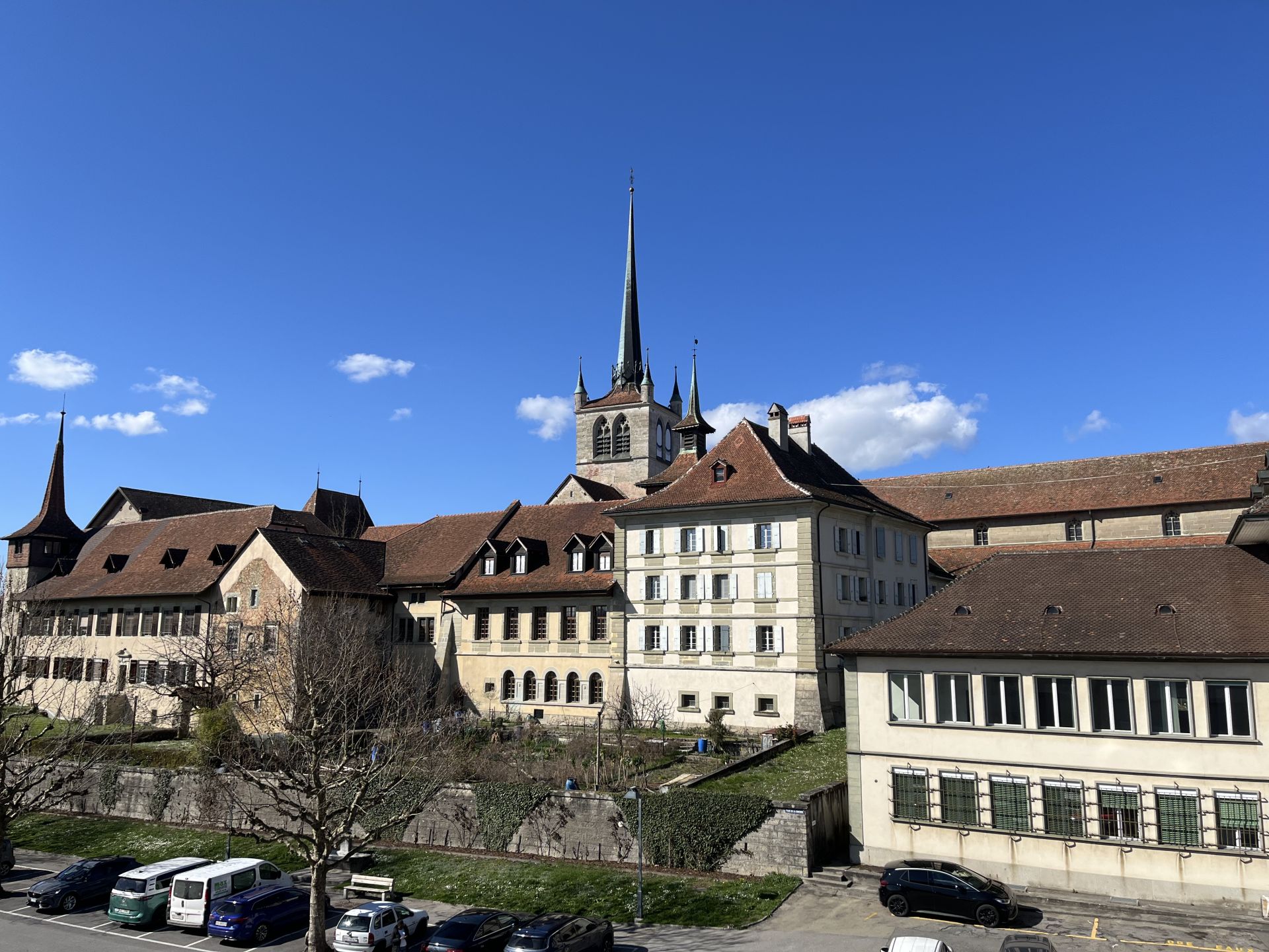 MAGNIFIQUE ATTIQUE, AVEC VUE SUR L'ABBATIALE